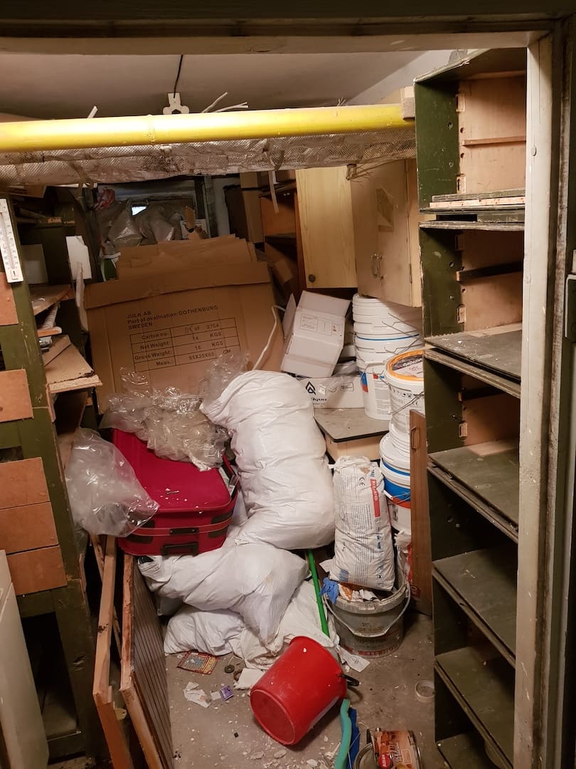 Zagracona piwnica pełna śmieci i starych mebli przed opróżnieniem - realizacja Warszawa