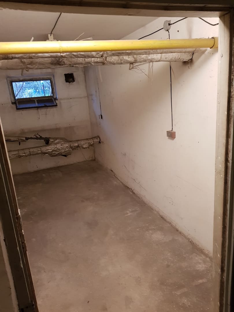Wyczyszczona i pusta piwnica po usłudze wywozu gratów przez firmę MatiPat